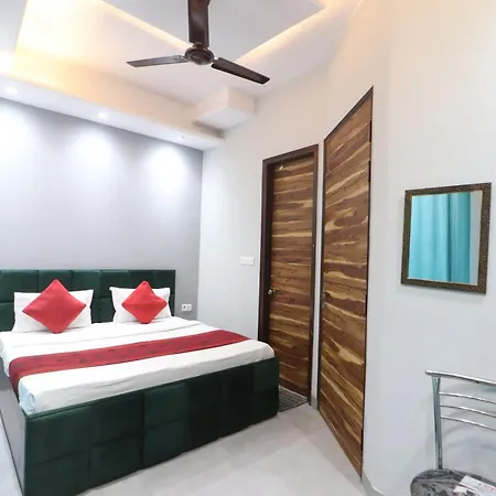 Twamev Couple Friendly Rajouri Garden By The Arrow Hotel